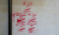 Des cercueils tagués au pochoir sur un mur de l'AFP à Paris le 20 juin 2024 ( AFP / Alain JOCARD )