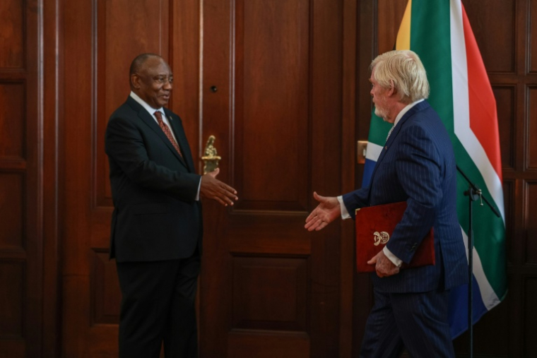 L'ambassadeur des États-Unis en Afrique du Sud, Brent Bozell (d), présente ses lettres de créance au président sud-africain Cyril Ramaphosa à Pretoria, le 8 avril 2026 ( AFP / Phill Magakoe )