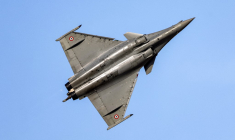 Si la dissuasion nucléaire française dispose d'une composante aéroportée grâce au Rafale (illustration), le Royaume-Uni ne peut pour l'heure compter que sur ses sous-marins, en attendant l'arrivée de nouveaux avions F-35 ( AFP / GIUSEPPE CACACE )