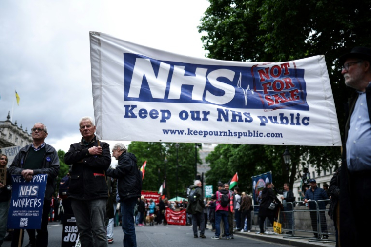Manifestation contre l'austérité budgétaire, demandant de soutenir le système de santé public britannique, le 7 juin 2025 à Londres ( AFP / HENRY NICHOLLS )