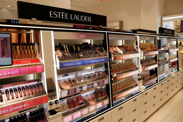 ESTÉE LAUDER RÉDUIT SES PRÉVISIONS DE VENTES ANNUELLES