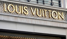 LVMH TABLE SUR UNE DEMANDE FORTE EN 2022, LA MODE TIRE LA CROISSANCE
