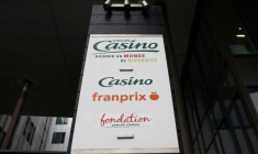 Les logos des distributeurs français Casino et Franprix au siège du Groupe Casino à Vitry-sur-Seine près de Paris