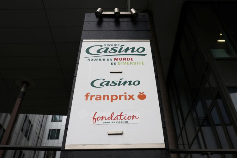 Les logos des distributeurs français Casino et Franprix au siège du Groupe Casino à Vitry-sur-Seine près de Paris