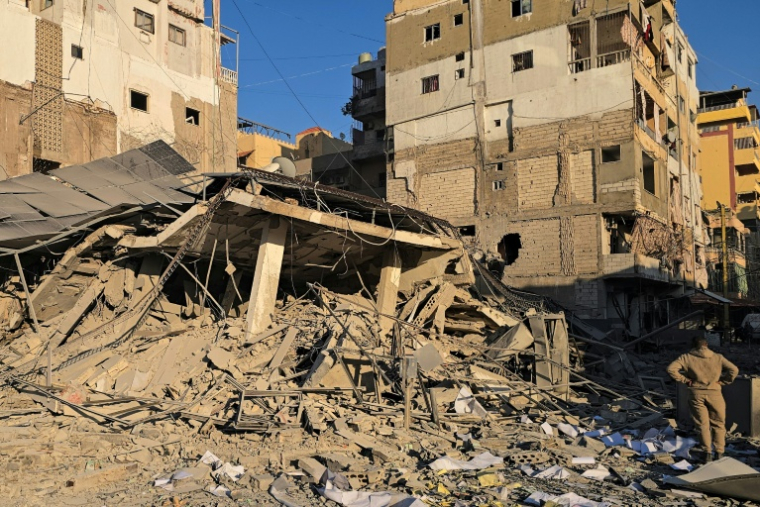 Les décombres d'un bâtiment après une frappe israélienne visant les bureaux d'Al-Qard al-Hassan, société de microcrédits liée au Hezbollah, dans la ville côtière de Tyr, au sud du Liban, le 2 mars 2026 ( AFP / KAWNAT HAJU )