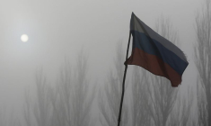 Le drapeau russe à l'extérieur de la ville de Gorlovka au nord-est de Donetsk