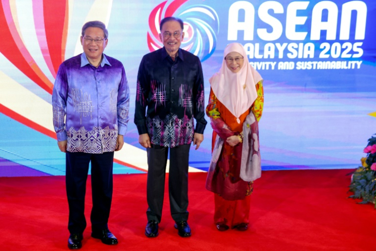 Le Premier ministre malaisien Anwar Ibrahim (au centre), son épouse Wan Azizah Wan Ismail et le Premier ministre chinois Li Qiang, le 26 mai 2025, au sommet de l'Asean à Kuala Lumpur ( POOL / FAZRY ISMAIL )
