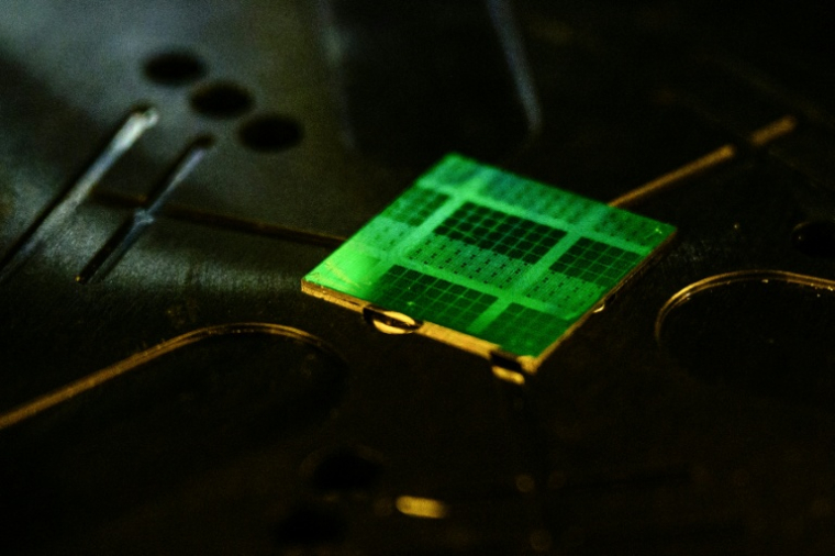 Une puce découpée dans une plaquette de semi-conducteur à Séoul, le 30 avril 2025 en Corée du Sud ( AFP / ANTHONY WALLACE )