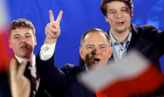 Le candidat nationaliste à la présidentielle polonaise Karol Nawrocki fait le signe de la victoire devant ses partisans, à Varsovie, le 1er juin 2025 ( AFP / Wojtek RADWANSKI )