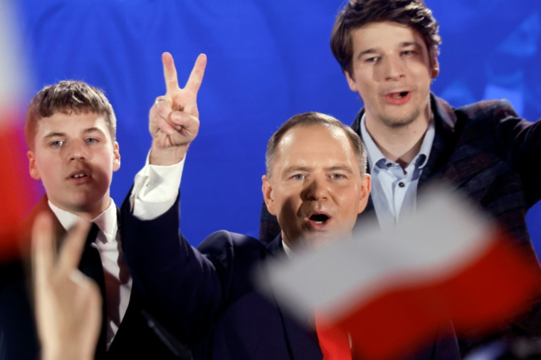 Le candidat nationaliste à la présidentielle polonaise Karol Nawrocki fait le signe de la victoire devant ses partisans, à Varsovie, le 1er juin 2025 ( AFP / Wojtek RADWANSKI )