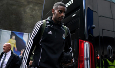 Alexander Isak absent du déplacement de Newcastle à Singapour