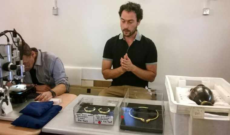 L'archéologue Bastien Dupuis (D) et le spécialiste des métaux du C2RMF Dominique Robcis enquêtent sur des objets trouvés à l'intérieur de la tombe d'un prince celtique au C2RMF à Paris le 29 mai 2017 ( AFP / Pascale MOLLARD )