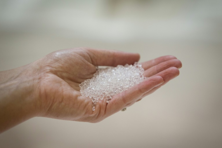 Des granules de thermoplastique : l'aviation cherche des pistes pour alléger les appareils avec des nouveaux matériaux ( AFP / Alexis Aubin )