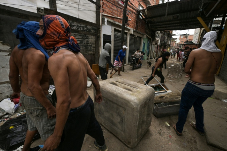 Habitants de Moinho à Sao Paulo qui protestent contre le plan des autorités de faire partir la population de la favela dans le cadre d'un plan de rénovation, le 13 mai 2025 ( AFP / Nelson ALMEIDA )
