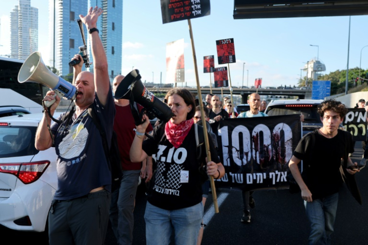 Des manifestants israéliens lors d'un rassemblement contre le gouvernement et la guerre à Gaza, dans la ville de Tel-Aviv, le 2 juillet 2026, marquant le millième jour depuis l'attaque du Hamas contre Israël le 7 octobre 2023 ( AFP / Jack GUEZ )