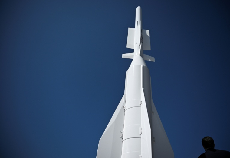 Le missile Aster de groupe européen MBDA présenté au salon du Bourget, le 18 juin 2025 ( AFP / JULIEN DE ROSA )