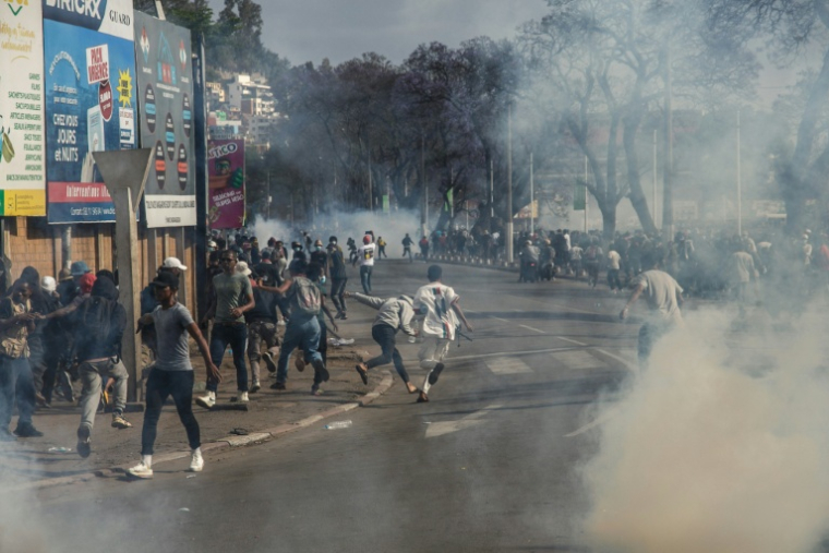 Les forces de sécurité tirent des gaz lacrymogènes pour disperser les manifestants, le 4 octobre 2025 à Antananarivo, à Madagascar ( AFP / RIJASOLO )