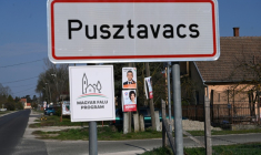Des affiches électorales en lisière du village de Pusztavacs, à quelques semaines des élections législatives du 12 avril, le 24 mars 2026 en Hongrie ( AFP / Attila KISBENEDEK )