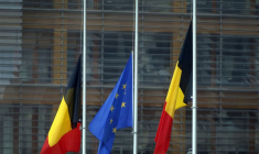 Les drapeaux de la Belgique et de l'Union européenne sont en berne suite aux attentats de Bruxelles, Belgique