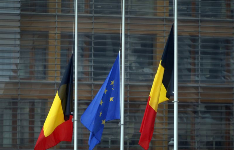 Les drapeaux de la Belgique et de l'Union européenne sont en berne suite aux attentats de Bruxelles, Belgique
