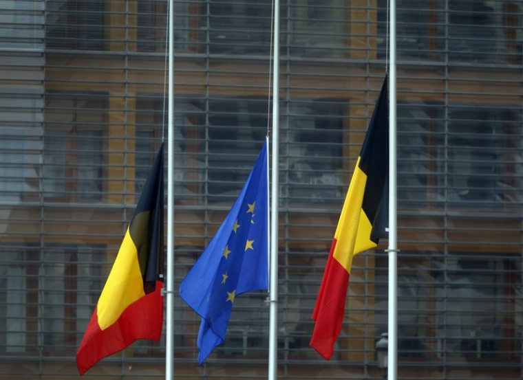 Les drapeaux de la Belgique et de l'Union européenne sont en berne suite aux attentats de Bruxelles, Belgique