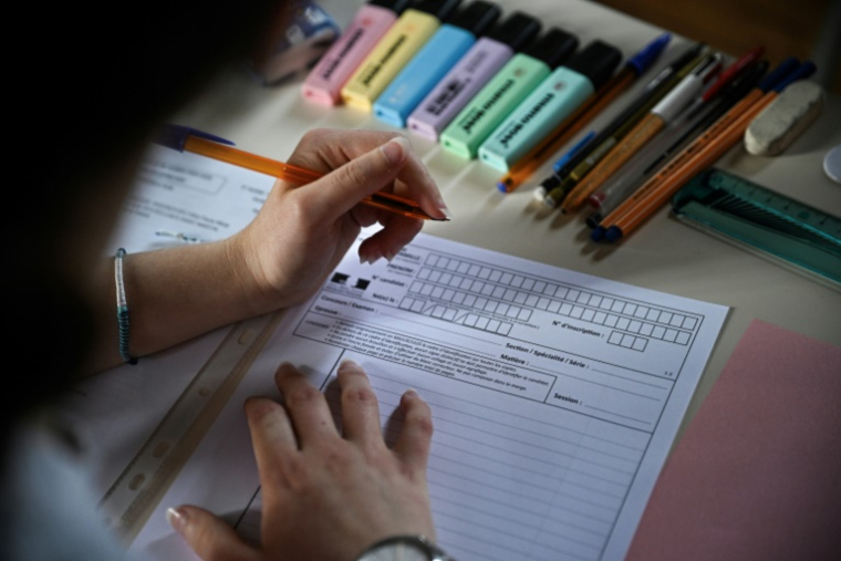 Une élève passe l'épreuve de philosophie du baccalauréat au lycée Chaptal à Paris, le 16 juin 2025 ( AFP / JULIEN DE ROSA )