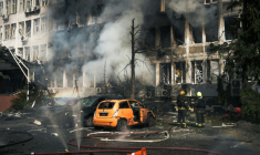 Des secouristes s'efforcent d'éteindre un incendie dans un immeuble de bureaux après une attaque aérienne à Kiev, le 23 septembre 2026 en Ukraine ( AFP / Andrii KHODKOV )
