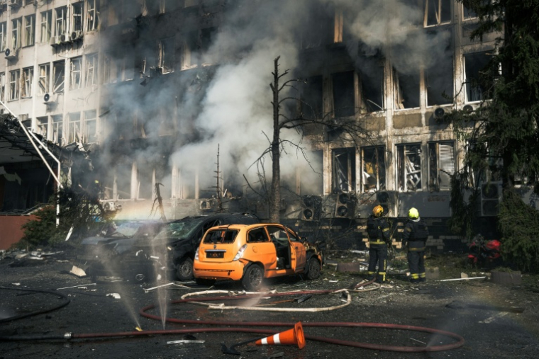 Des secouristes s'efforcent d'éteindre un incendie dans un immeuble de bureaux après une attaque aérienne à Kiev, le 23 septembre 2026 en Ukraine ( AFP / Andrii KHODKOV )