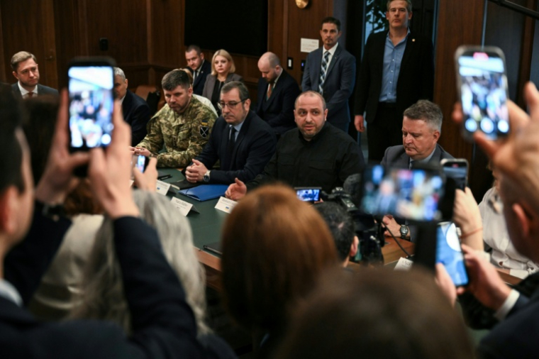 Roustem Oumerov (c), chef de la délégation ukrainienne, lors d'une rencontre avec le secrétaire d'État américain Marco Rubio et la délégation américaine, le 30 novembre 2025 à Hallandale Beach, en Floride ( AFP / CHANDAN KHANNA )