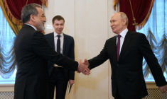 Le président russe Vladimir Poutine (d) accueille ministre iranien des Affaires étrangères Abbas Araghchi (g) lors de leur rencontre à Saint-Pétersbourg, le 27 avril 2026 ( POOL / Dmitry LOVETSKY )