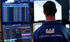 Un opérateur à la Bourse de New York, le 23 juin 2025 ( AFP / TIMOTHY A. CLARY )