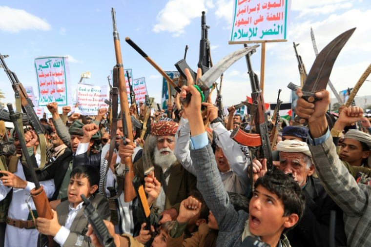Manifestation pour condamner les frappes américaines sur le Yémen et la guerre dans la bande de Gaza, le 25 avril 2025 à Sanaa ( AFP / Mohammed HUWAIS )