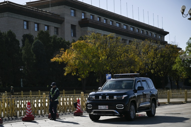 Un véhicule de police sur la place Tiananmen pendant la session plénière du Comité central du Parti communiste, à Pékin, le 26 octobre 2026 ( AFP / Pedro PARDO )