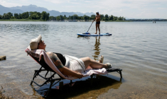 Une femme affalée sur un transat dans l'eau en pleine canicule en Allemagne, le 2 juillet 2025 ( AFP / Michaela STACHE )
