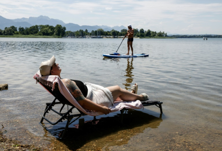 Une femme affalée sur un transat dans l'eau en pleine canicule en Allemagne, le 2 juillet 2025 ( AFP / Michaela STACHE )