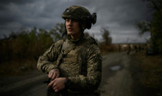 Mykola Lebedev, nouvelle recrue de l'armée ukrainienne, s'entraîne pour préparer sa première sur le front, le 9 octobre 2025, en Ukraine ( AFP / Ed JONES )