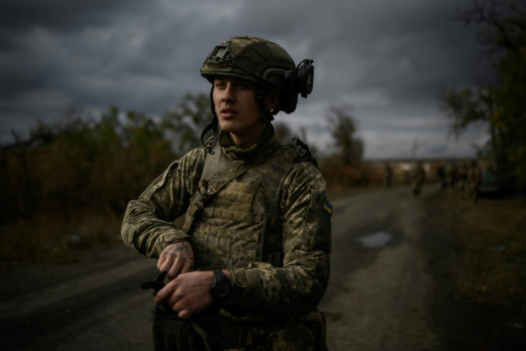 Mykola Lebedev, nouvelle recrue de l'armée ukrainienne, s'entraîne pour préparer sa première sur le front, le 9 octobre 2025, en Ukraine ( AFP / Ed JONES )