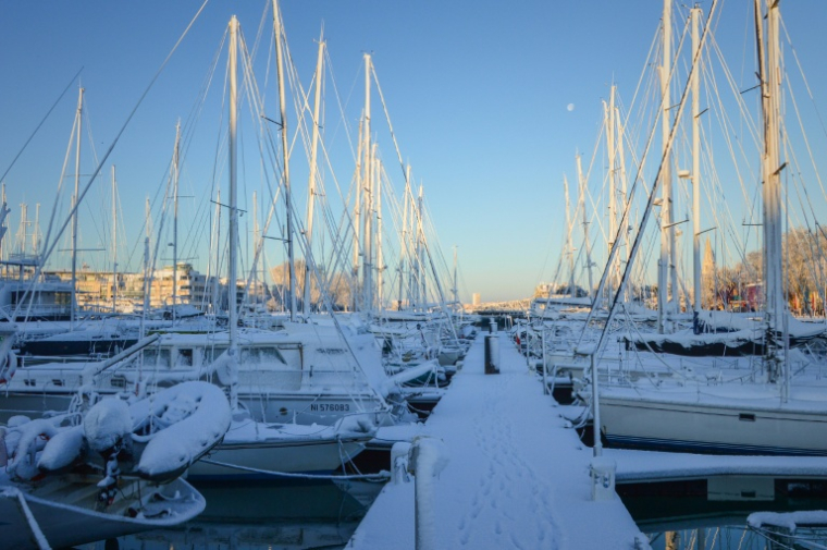 La neige recouvre les bateaux à quai au port de La Rochelle le 6 janvier 2026 ( AFP / Amelia BLANCHOT )