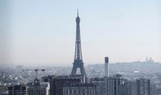 Le monument de la Tour Eiffel et des immeubles résidentiels et commerciaux se dressent sur les rives de la Seine, à Paris