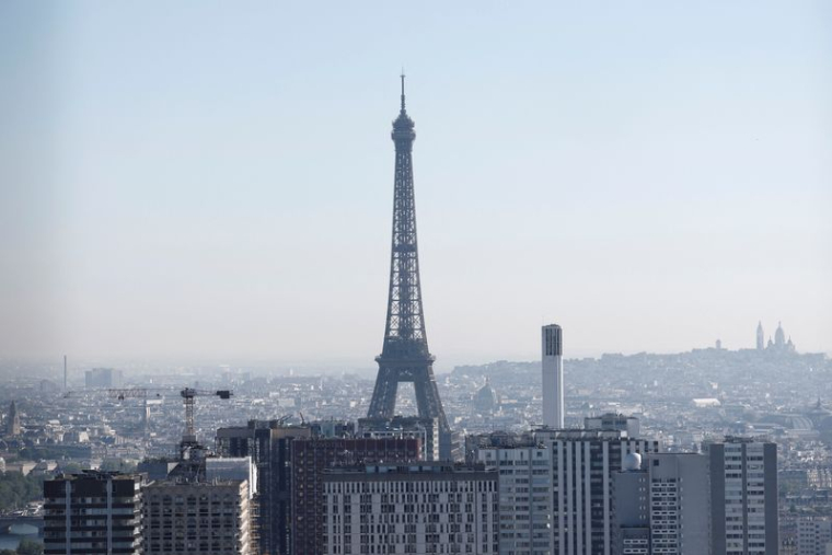 Le monument de la Tour Eiffel et des immeubles résidentiels et commerciaux se dressent sur les rives de la Seine, à Paris