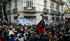 Des partisans de l'ancienne présidente argentine Cristina Fernandez de Kirchner rassemblés devant sa résidence à Buenos Aires le 17 juin 2025 ( AFP / Luis ROBAYO )