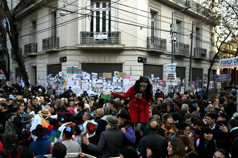 Des partisans de l'ancienne présidente argentine Cristina Fernandez de Kirchner rassemblés devant sa résidence à Buenos Aires le 17 juin 2025 ( AFP / Luis ROBAYO )