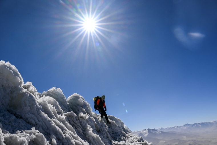 Le glaciologue suisse Andreas Henz dans son ascention du Kon Tchoukourbachi, dans le massif du Pamir au Tadjikistan, le 24 septembre 2025 ( AFP / Prakash MATHEMA )