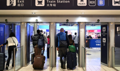 Des passagers à l'aéroport de Roissy-Charles de Gaulle le 18 octobre 2024 ( AFP / BERTRAND GUAY )