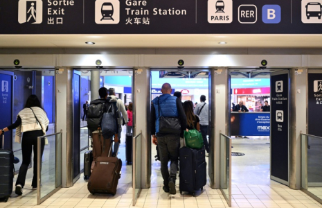 Des passagers à l'aéroport de Roissy-Charles de Gaulle le 18 octobre 2024 ( AFP / BERTRAND GUAY )