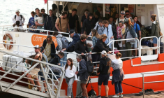 Des vacanciers évacués de Lège-Cap-Ferret, en Gironde, arrivent à Arcachon le 24 juillet 2026  ( AFP / ROMAIN PERROCHEAU )