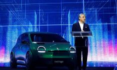 Luca de Meo à côté d'une nouvelle voiture électrique Renault Twingo