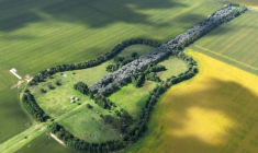 Vue aérienne de l'Estancia La Guitarra (la Ferme de la guitare), entourée de champs de maïs, près de General Levalle, dans le sud de la province de Cordoba, en Argentine, le 30 mars 2026 ( AFP / Juan MABROMATA )