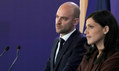 Le ministre des Affaires étrangères Jean-Noël Barrot et la ministre déléguée chargée de la Francophonie, des partenariats internationaux et des Français de l'étranger Eléonore Caroit, le 2 mars 2026, à Paris ( POOL / Thibault Camus )