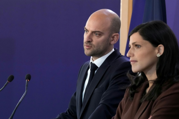 Le ministre des Affaires étrangères Jean-Noël Barrot et la ministre déléguée chargée de la Francophonie, des partenariats internationaux et des Français de l'étranger Eléonore Caroit, le 2 mars 2026, à Paris ( POOL / Thibault Camus )